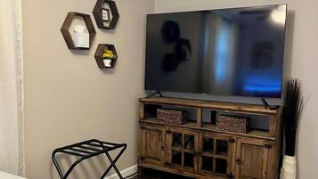 Een strijkplank/strijkijzer, wifi, beddengoed