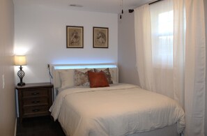 Een strijkplank/strijkijzer, wifi, beddengoed