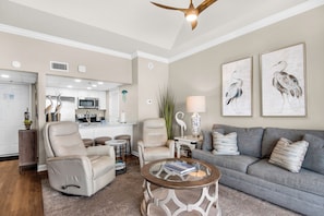 TV - Penthouse Perfection, Stunning Ocean Views from every room W/Free Beach Chairs (Panama City Beach)