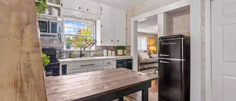 Kjøleskap, mikrobølgeovn, kokeplater og oppvaskmaskin