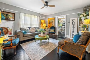 TV, books - 2BR Charming Cottage Mins From Oaklawn Race Track (Hot Springs)
