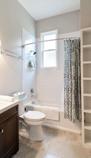Shower, hair dryer, towels, soap - Spacious 3-bedroom condo in Cincinnati with Parking (Cincinnati)