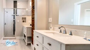 Shower, hair dryer, towels, soap - Spacious 3-bedroom condo in Cincinnati with Parking (Cincinnati)