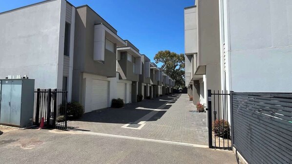Exterior - Modern 3BR Townhouse Near Shopping & CBD (Kilkenny)