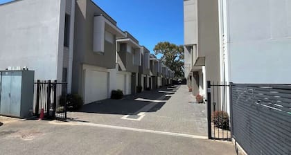 Modern 3BR Townhouse Near Shopping & CBD