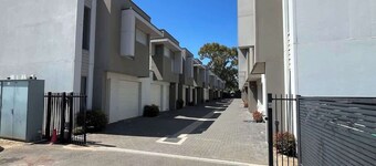Modern 3BR Townhouse Near Shopping & CBD
