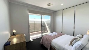 3 bedrooms, iron/ironing board, WiFi, bed sheets - Modern 3BR Townhouse Near Shopping & CBD (Kilkenny)