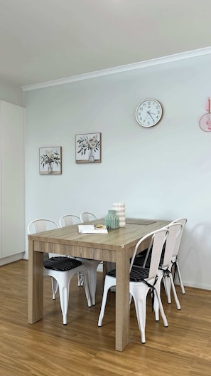 Dining - Modern 3BR Townhouse Near Shopping & CBD (Kilkenny)
