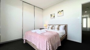 3 bedrooms, iron/ironing board, WiFi, bed sheets - Modern 3BR Townhouse Near Shopping & CBD (Kilkenny)