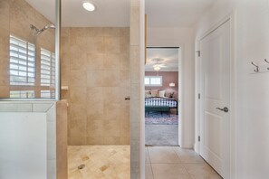 Dusche, Haartrockner, Handtücher, Toilettenpapier