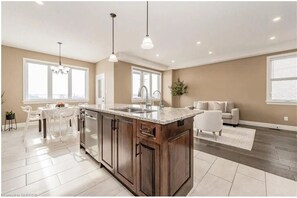 Interior - Beautiful cozy home with the best view of town of Wellesley (Wellesley)