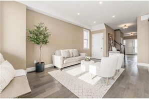 Living area - Beautiful cozy home with the best view of town of Wellesley (Wellesley)