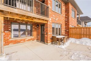 Outdoor dining - Beautiful cozy home with the best view of town of Wellesley (Wellesley)