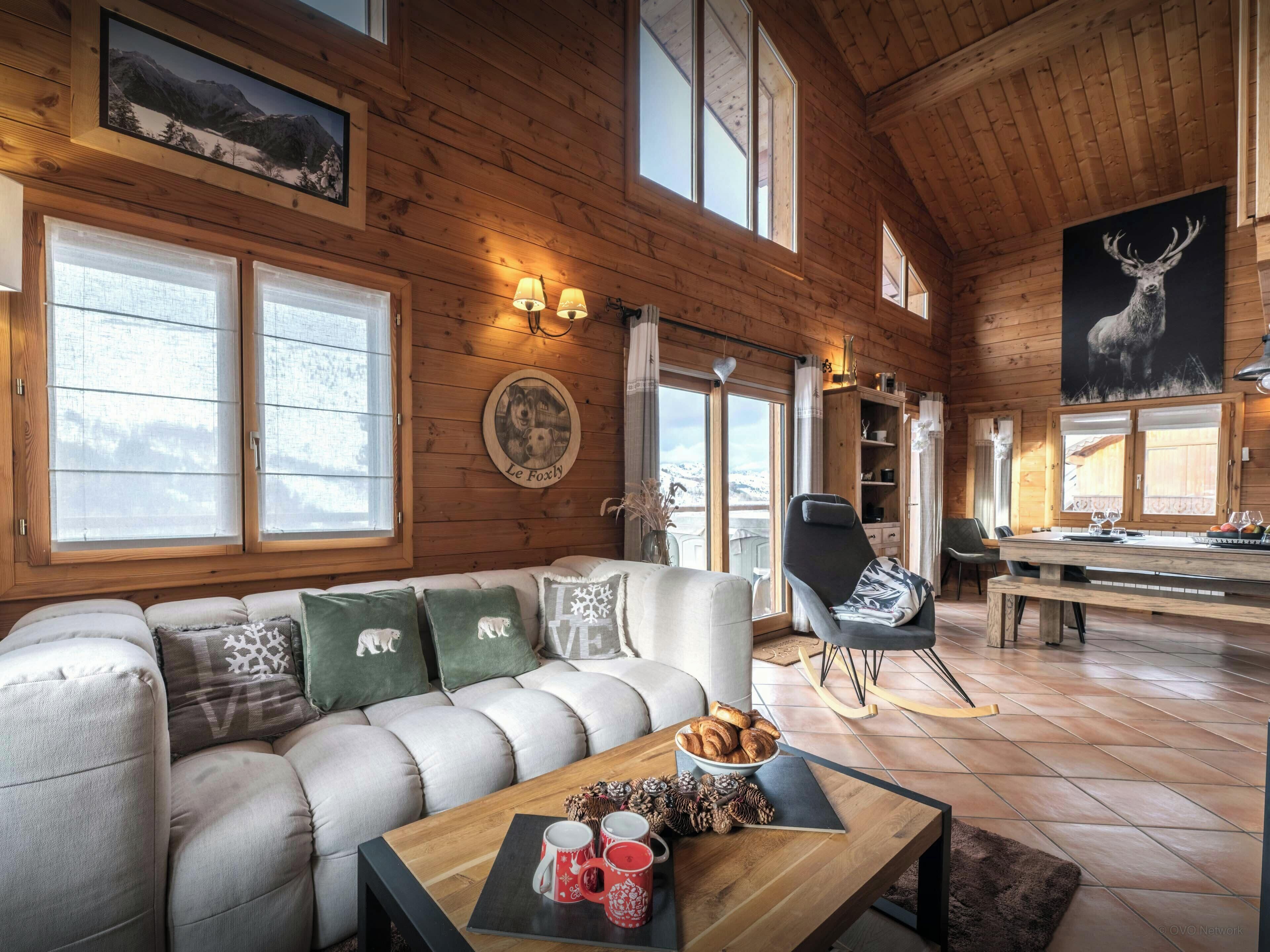 Télévision, cheminée, chaîne hi-fi