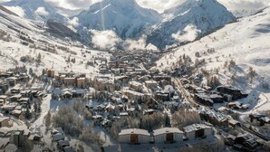 A snow-covered mountain town with buildings and roads. - Chalet Foxly - Well-located, family-friendly chalet - OVO Network (Les Deux Alpes)