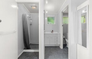 Shower, hair dryer, towels, soap - Beachside Kiwi Bach at Glinks Gully - pet friendly! (Te Kōpuru)