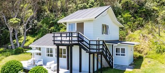 Beachside Kiwi Bach at Glinks Gully - pet friendly!