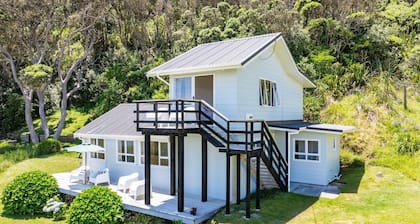 Beachside Kiwi Bach at Glinks Gully - pet friendly!