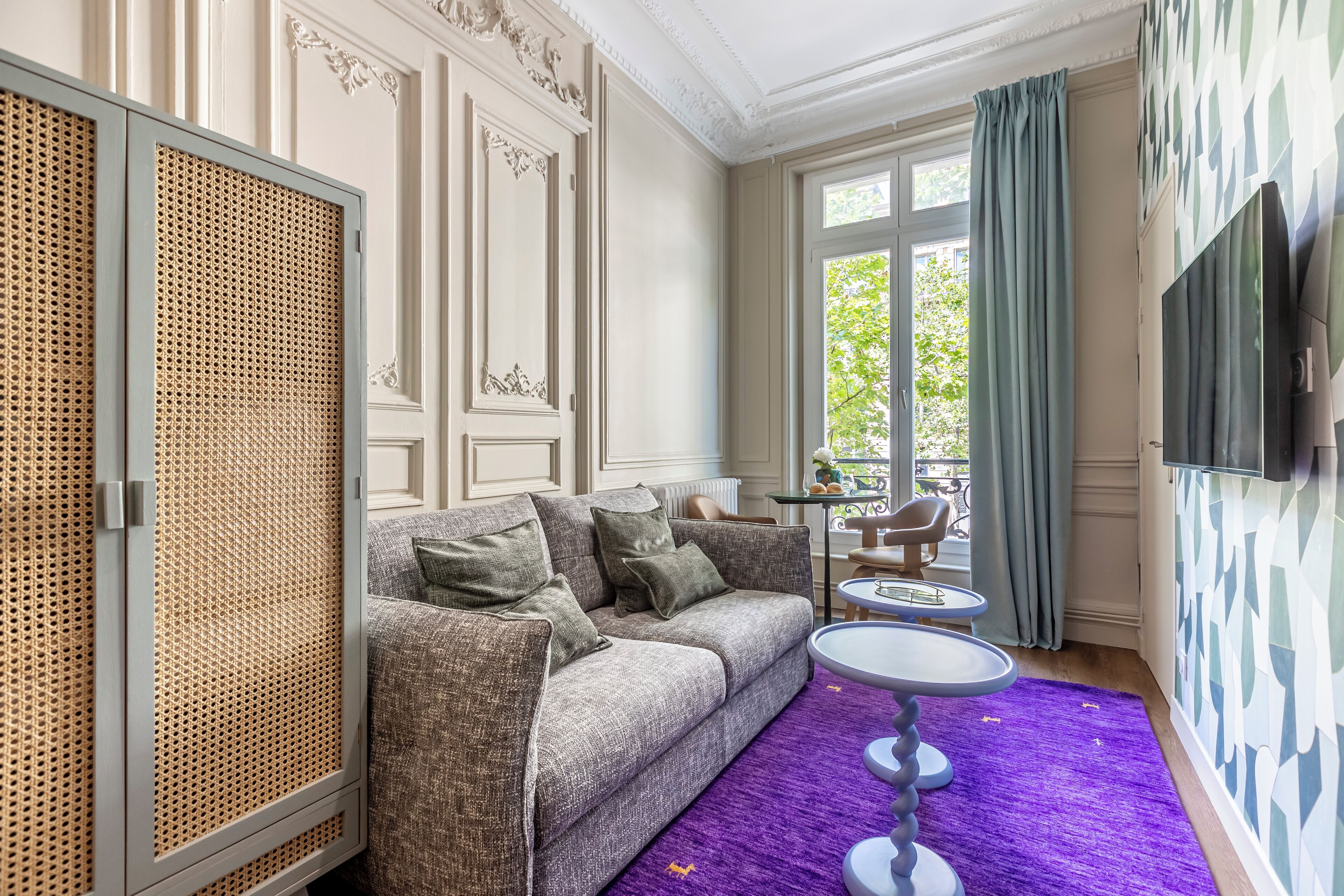 Apartamento Confort | Zona de estar | Smart TV de 32 pulgadas con canales por cable