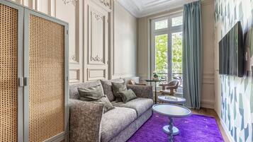 Apartamento Confort | Zona de estar | Smart TV de 32 pulgadas con canales por cable