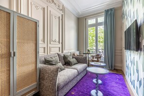 Apartament Comfort | Sala d'estar | Televisor intel·ligent de 32 polzades amb canals per cable 