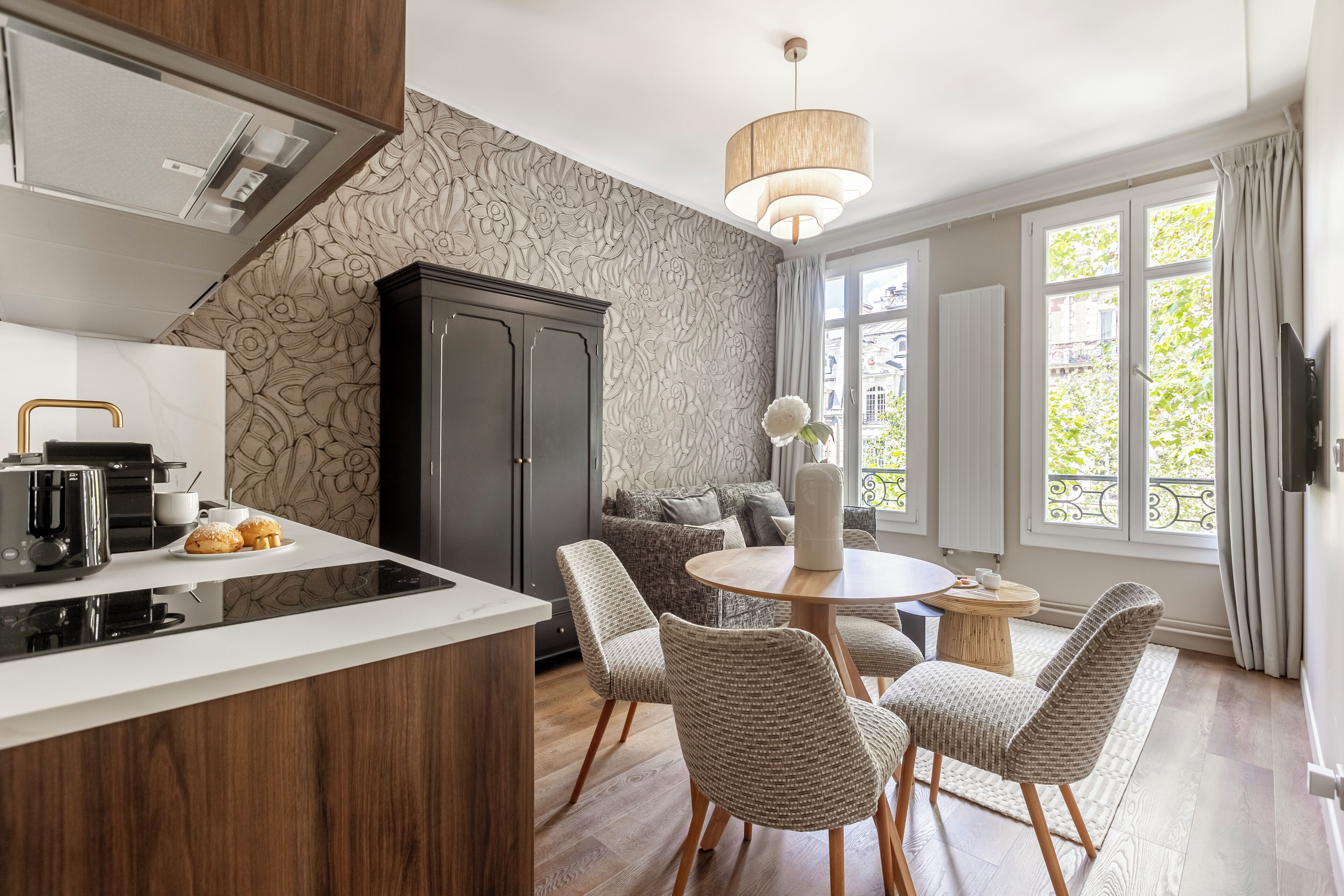 ファミリー ア  パートメント | リビング エリア | 32 インチのスマートテレビ (ケーブル放送視聴可)