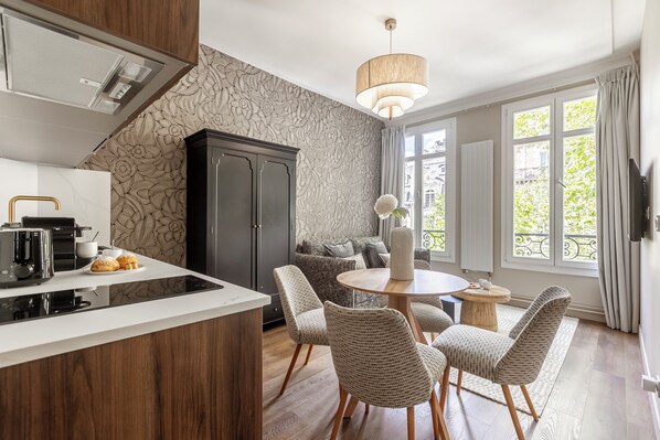 Familielejlighed | Opholdsområde | 32-tommers smart-tv med kabelkanaler