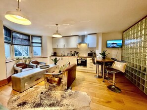 المنشأة من الداخل