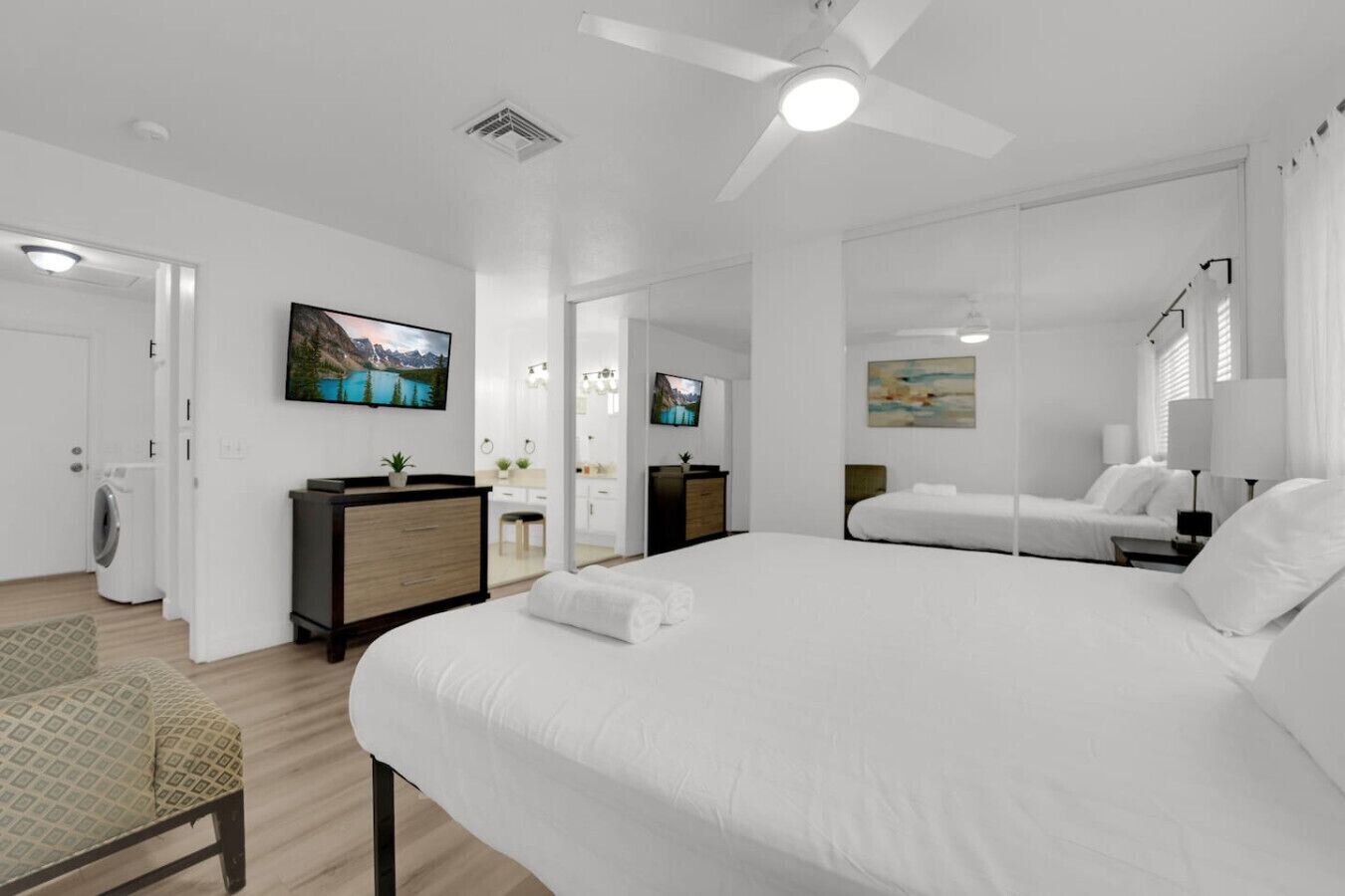 Schreibtisch, Bügeleisen/Bügelbrett, Reisekinderbett, WLAN