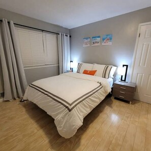 Desk, WiFi - 2B house w/pool, BBQ Near Chinatown (Las Vegas)