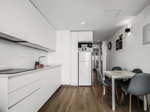 Een koelkast, een magnetron, een oven, een kookplaat