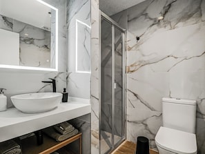 Douche, sèche-cheveux, serviettes fournies