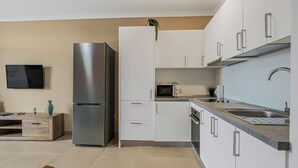 Wasserkocher mit Kaffee-/Teezubehör, Kühlschrank, Mikrowelle, Ofen
