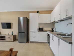 Fridge, microwave, oven, stovetop - Marina Palace Atlantic View (Adeje)