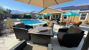 Outdoor pool - NEW Desert Oasis with Pool/Spa, Mountain Views in sunny Palm Desert Pet friendly (Palm Desert)