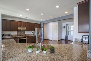 Private kitchen - NEW Desert Oasis with Pool/Spa, Mountain Views in sunny Palm Desert Pet friendly (Palm Desert)