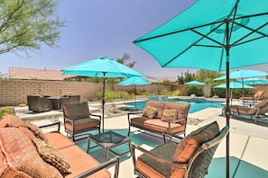 Terrace/patio - NEW Desert Oasis with Pool/Spa, Mountain Views in sunny Palm Desert Pet friendly (Palm Desert)