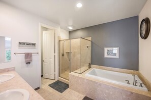 Shower, hair dryer, towels, soap - NEW Desert Oasis with Pool/Spa, Mountain Views in sunny Palm Desert Pet friendly (Palm Desert)