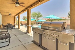 Outdoor dining - NEW Desert Oasis with Pool/Spa, Mountain Views in sunny Palm Desert Pet friendly (Palm Desert)