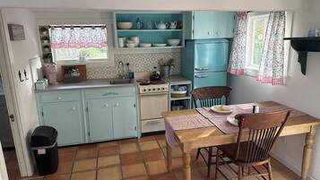 Fridge, oven, stovetop, coffee/tea maker