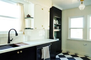 Private kitchen - Cozy, Comfortable Home Base in Laurelhurst, Portland (Portland)