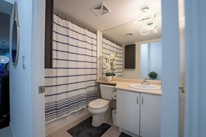 Hårtork, handdukar, tvål och schampo