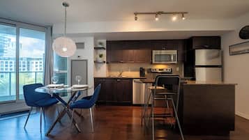 Design Condo, City View | Living area