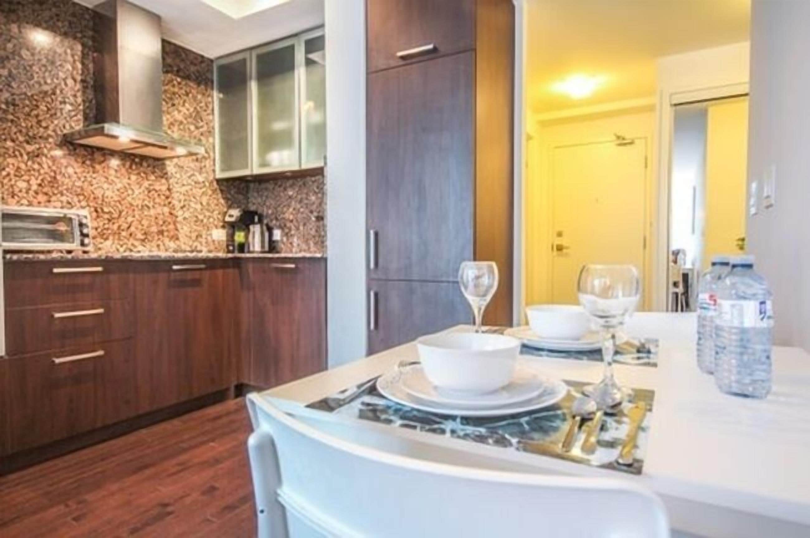 Refrigerador con freezer, microondas, horno, lavavajillas