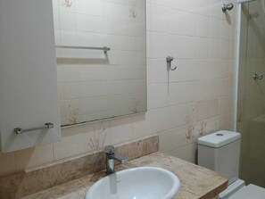 Shower - Spacious 4-bedroom house in tranquil Praia Grande piscina/churrasq. temporada (Praia Grande)