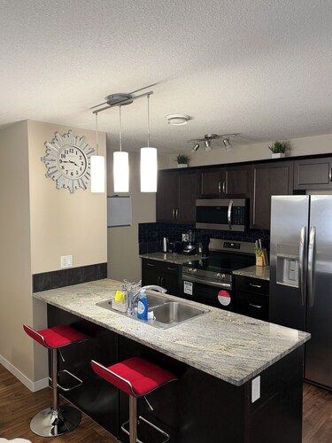 Modern 3BR Condo Near Airport, Hospital & Stadium