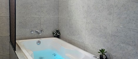 Douche, baignoire Ă jets, sĂšche-cheveux, serviettes fournies
