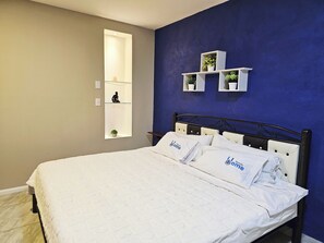 Tabla de planchar con plancha, wifi gratis y ropa de cama 