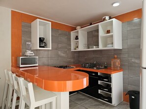 Microondas, utensilios de cocina, comedor y isla de cocina 