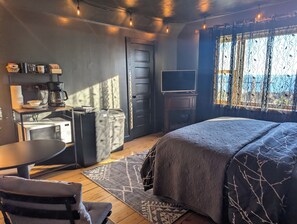 1 bedroom, free WiFi, bed sheets - Nighthawk at Feather Nest Inn (Grand Marais)